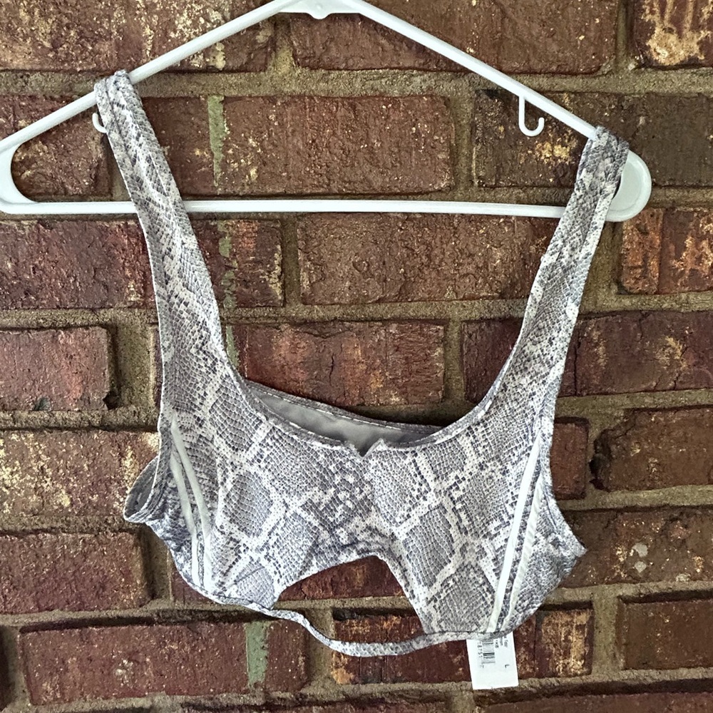 NWT Frankie’s Bikinis Gray Snake Print bikini top size Large
